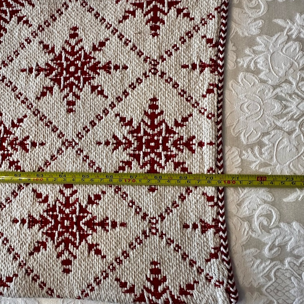 ❤️ Pier 1 Imports Snowflake Table Runner - Picture 3 of 4